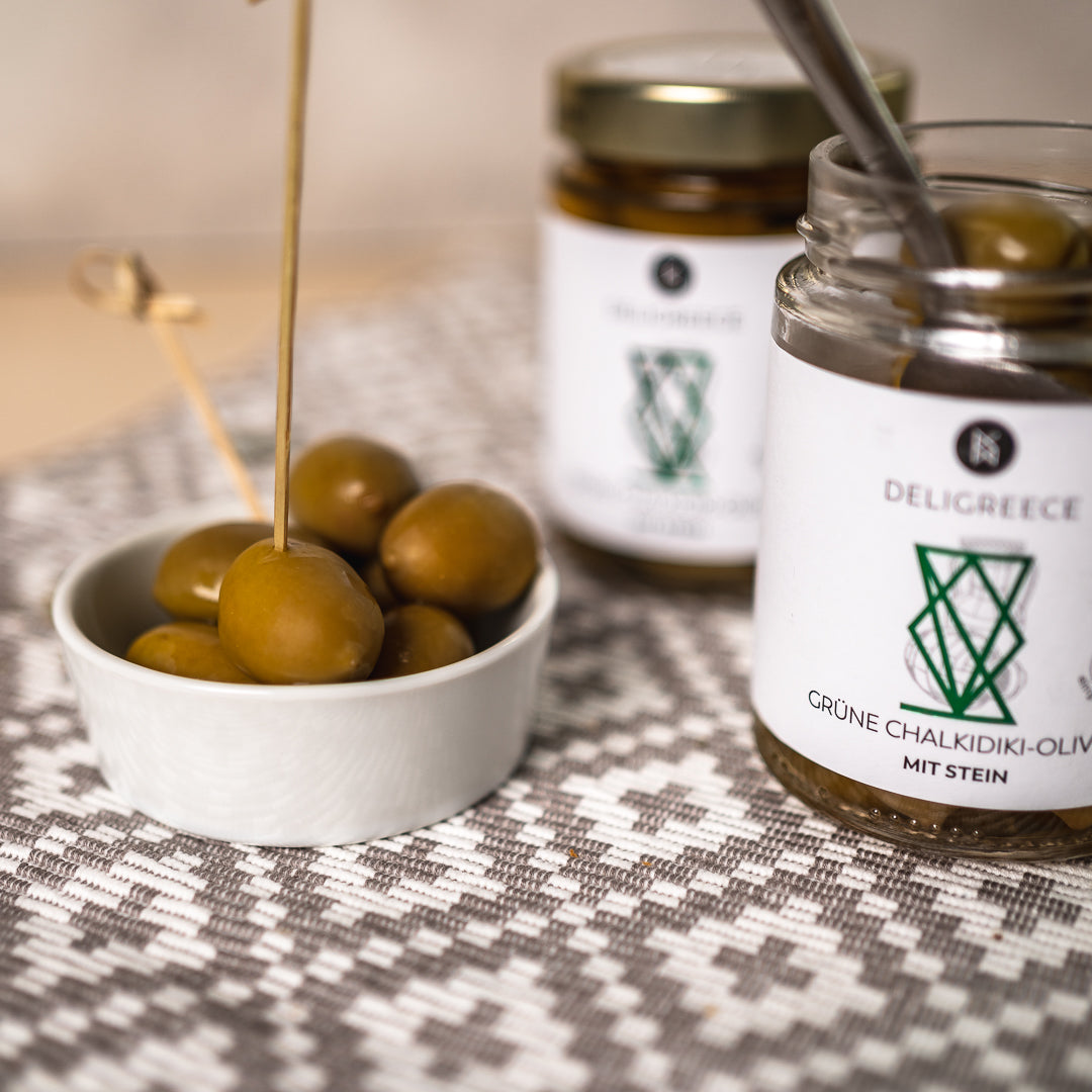 Grüne Oliven mit Stein in Salzlake