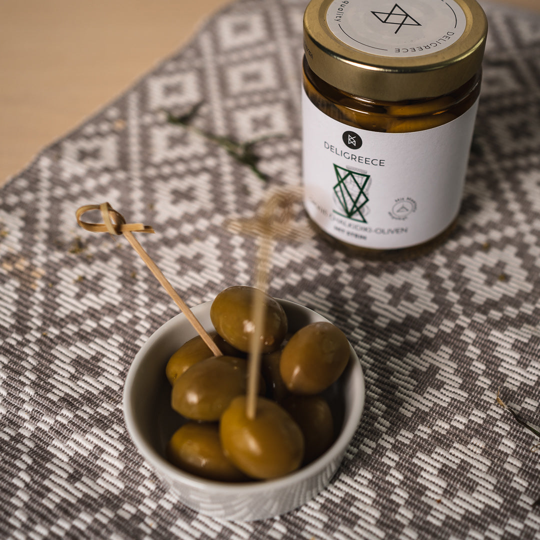 Grüne Oliven mit Stein in Salzlake