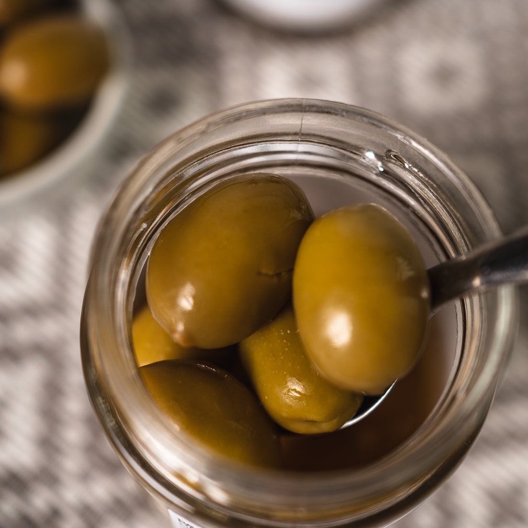 Grüne Oliven mit Stein in Salzlake